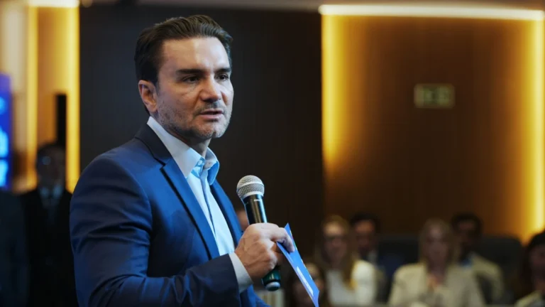 Ministro do Turismo negocia licença com partido para se manter no cargo
