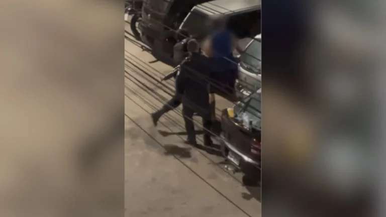 Vídeo mostra PM dando tapas no rosto de homem em abordagem no RJ