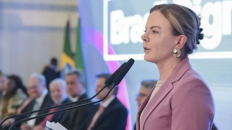 Gleisi defende cassação do mandato de Eduardo por “traição à pátria”