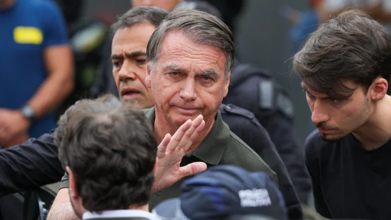 Defesa informa ao STF que Bolsonaro passou mal e foi ao hospital