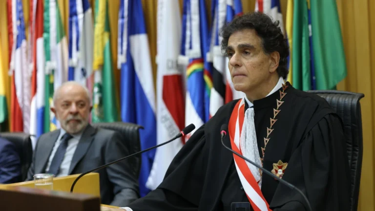 Ao lado de Lula e Barroso, Vieira de Mello Filho assume presidência do TST