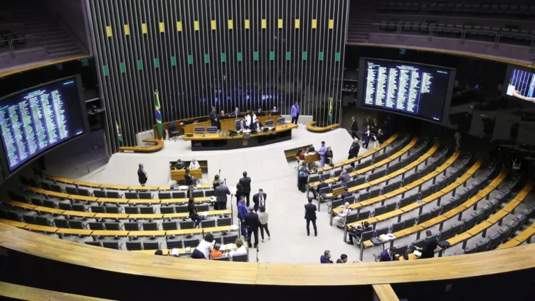 Com anistia e isenção do IR de fora, Câmara terá pauta de consenso