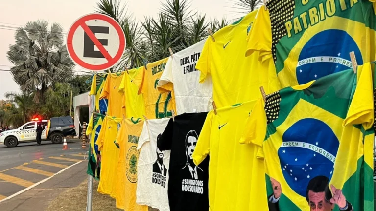 Ambulantes vendem bandeiras e camisas em frente ao condomínio de Bolsonaro