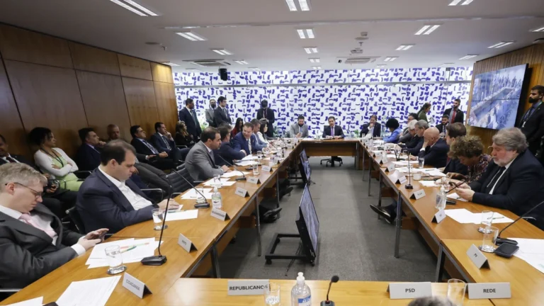 Líderes voltam a debater anistia e oposição espera urgência nesta quarta