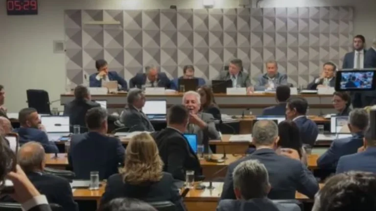 Rogério Correia e Sóstenes Cavalcante discutem durante CPMI do INSS; veja