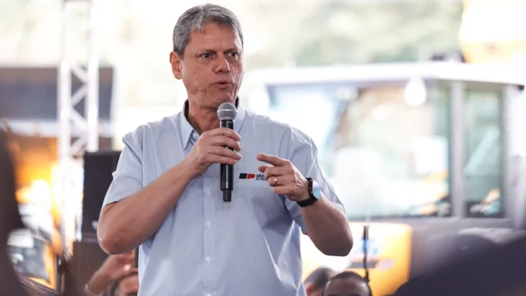 Direita pressiona Tarcísio a decidir sobre candidatura à Presidência