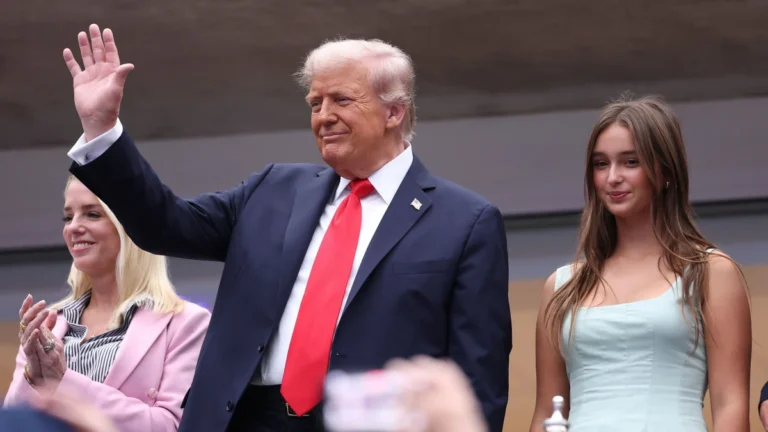 Trump chega ao US Open com aplausos e vaias e provoca atraso por segurança