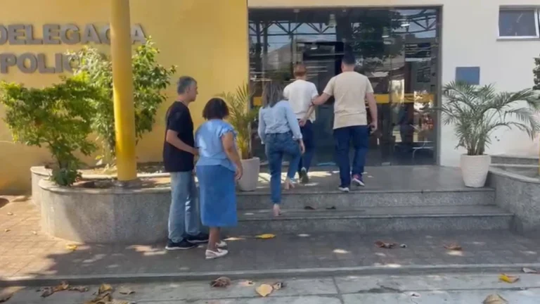 Polícia prende “vovó do crime” e comparsa durante tentativa de fraude no RJ