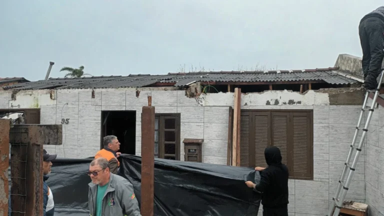 Temporais no RS causam destelhamentos, alagamentos e falta de luz