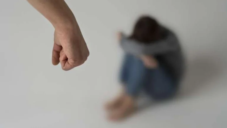 Mulher é presa em BH após ser flagrada em vídeo sufocando e chutando filha de 2 anos