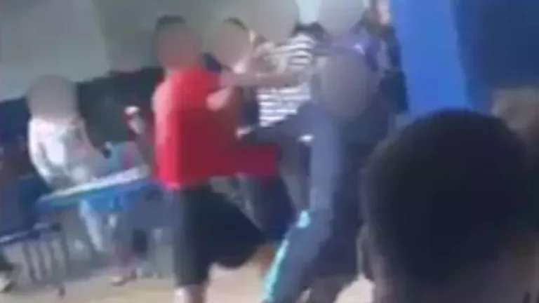 Aluno ameaça colega com arma durante briga em escola de SP; veja vídeo
