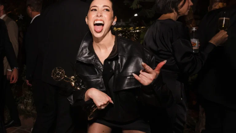 Atriz vencedora do Emmy derruba troféu ao cair em after do evento; veja