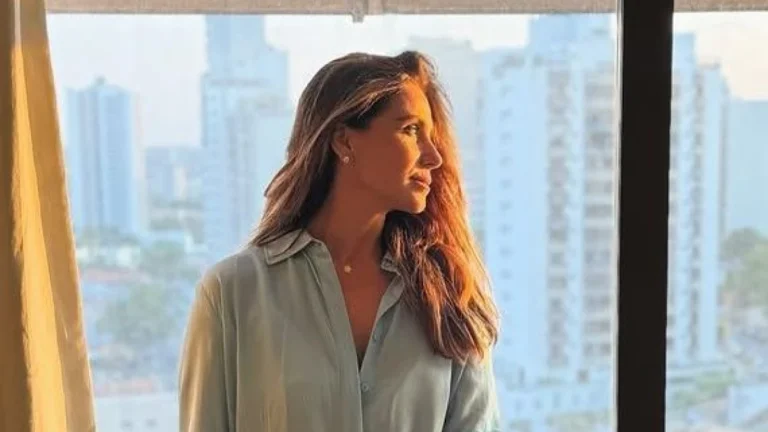 Aos 49 anos, Giovanna Antonelli posa apenas de camisa e recebe elogios