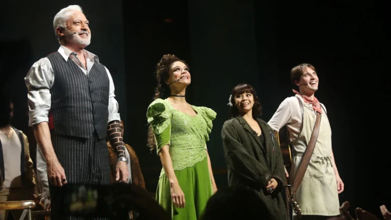 Musical da Broadway “Hadestown” chega ao Brasil em 2026