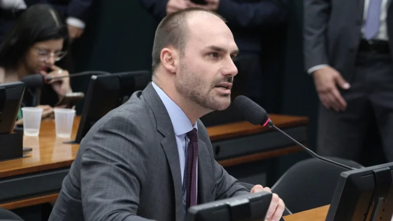 Eduardo critica senadores que barraram PEC da Blindagem: “Serviçais”