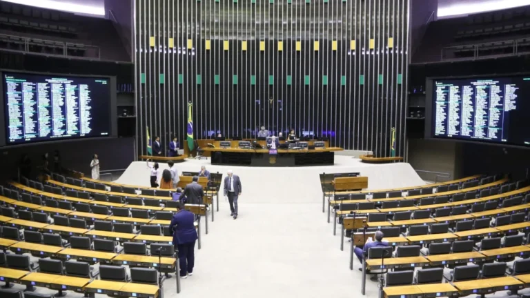 Oposição articula para votar urgência da anistia na próxima terça (16)