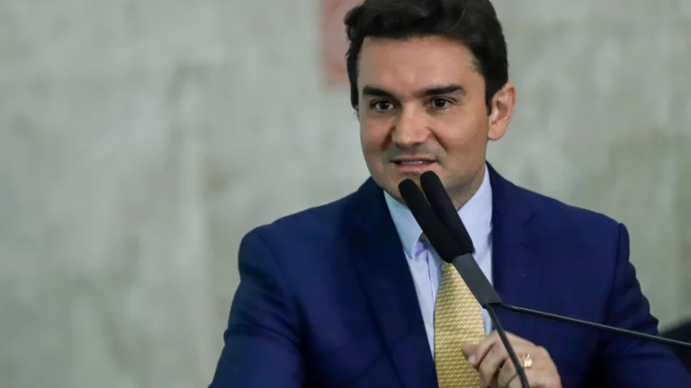 Pressionado a deixar o cargo, ministro do Turismo se reúne com Lula