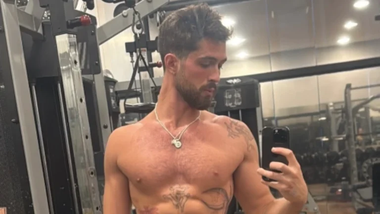 João Guilherme exibe abdômen trincado e tatuagens em treino sem camisa