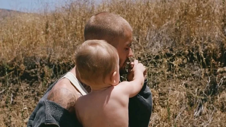 Justin Bieber posa com Jack e fãs especulam sobre rosto do bebê