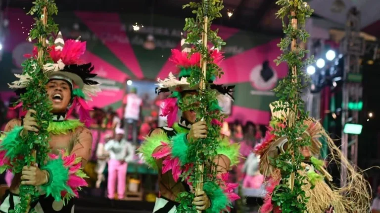 Reação da comunidade da Mangueira à escolha do samba de 2026 viraliza; veja