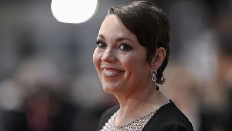 Olivia Colman revela que se sente infiel ao marido ao gravar cenas de sexo