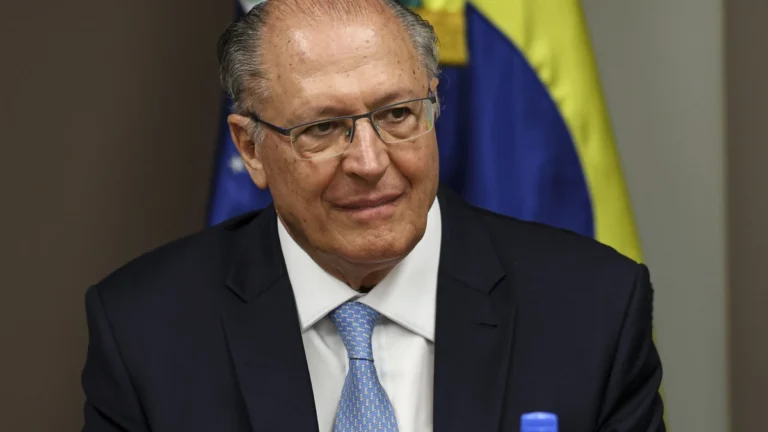 Alckmin compara situação de Lula e Bolsonaro: “Nunca se tentou sanções”