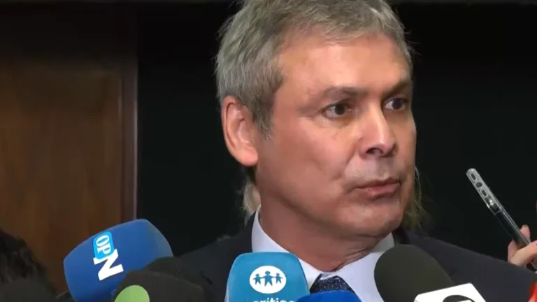 Líder do PT diz que PL da Anistia foi feito sob medida para Bolsonaro