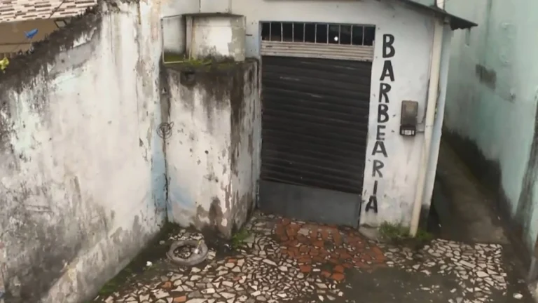 Adolescente de 17 anos é morto a tiros dentro de barbearia em Salvador; dono do estabelecimento foi baleado