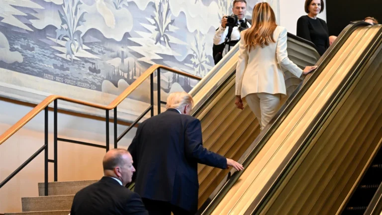 Vídeo: Veja momento em que escada rolante da ONU trava com Trump e Melania