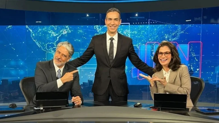 “Jornal Nacional” publica primeiras fotos com César Tralli na bancada; veja