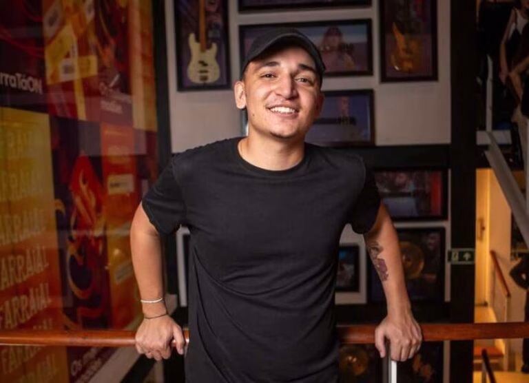 João Gomes reencontra professora na plateia de show, se emociona e agradece; veja vídeo