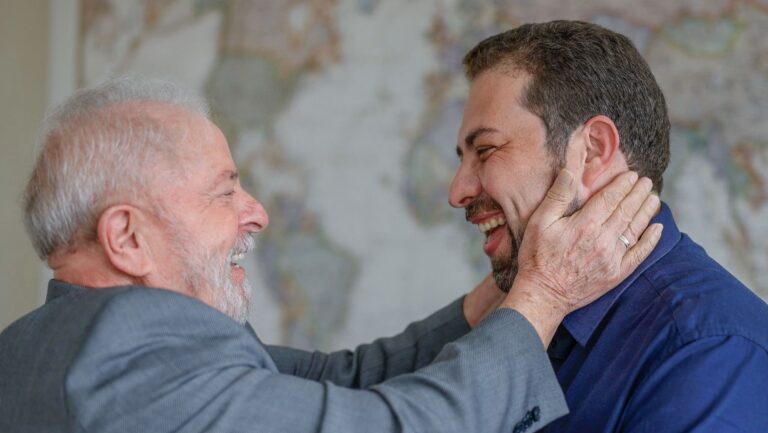 Lula brinca com Boulos e diz: “Não sei se ele era do tempo das invasões”