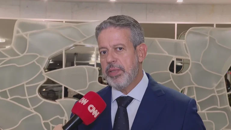 Quem ganha R$ 50 mil não é super-rico em país nenhum, diz Lira sobre IR
