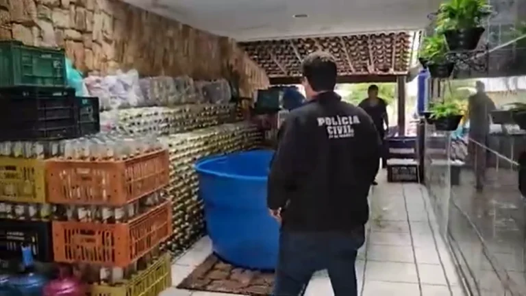 Bebida adulterada: uma pessoa é presa e depósito ilegal é fechado no RJ
