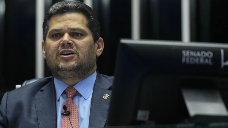 Em reclusão religiosa, Alcolumbre não foi informado de aprovação do IR