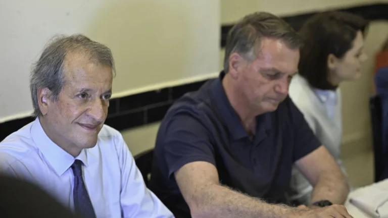 Bolsonaro pede autorização de Moraes para encontrar Valdemar