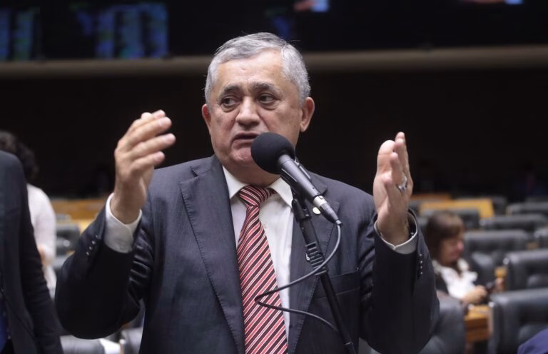 Líder do governo: Gleisi vai “meter a faca” em cargos do Centrão na Caixa