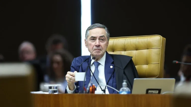“Sou defensor das mulheres nos tribunais”, diz Barroso após aposentadoria