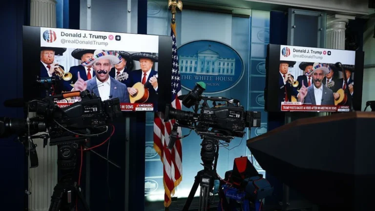 Casa Branca exibe memes em sala de imprensa zombando dos democratas