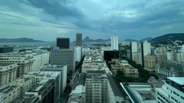 Chuva deixa milhares de moradores sem luz na capital paulista