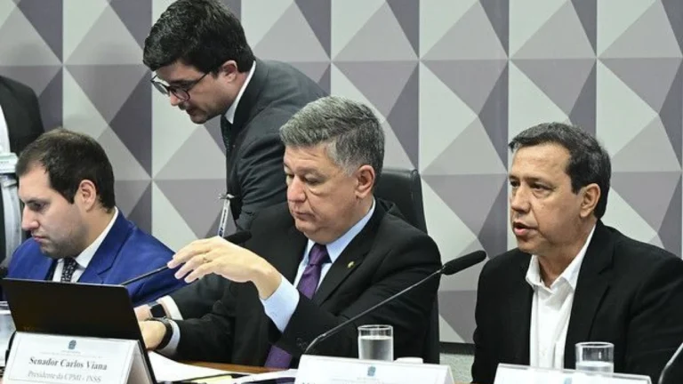 Após citação a irmão de Lula, CPMI do INSS tem confusão entre parlamentares