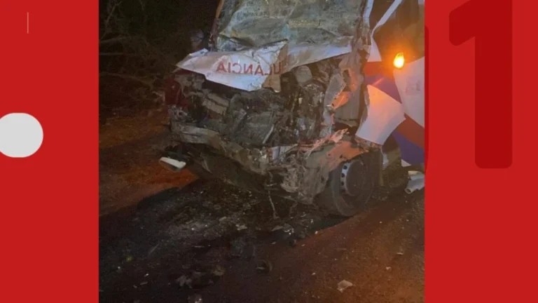 Paciente morre após ambulância bater em carreta carregada de soja no oeste da Bahia