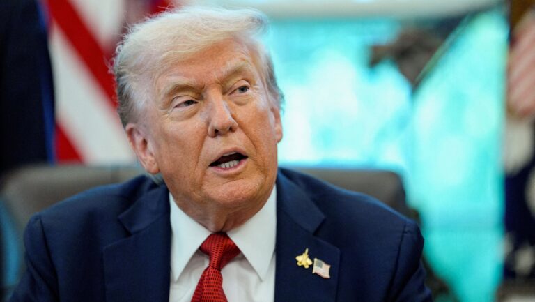 Trump diz que avalia “forte aumento” de tarifas sobre importações chinesas