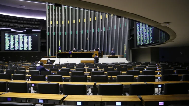 Saiba quais deputados se ausentaram em sessão que aprovou isenção do IR