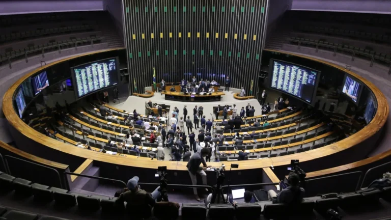 Falsificação de bebidas: o que acontece após Câmara aprovar urgência de PL