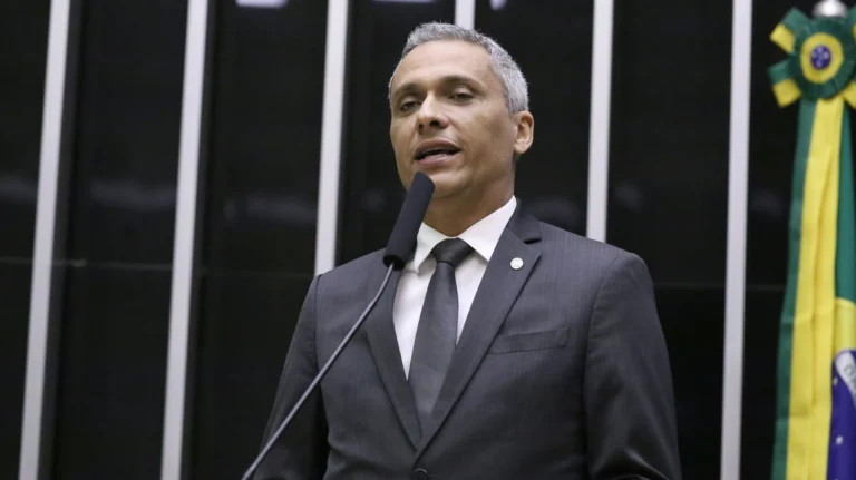 Após decisão da Câmara, Moraes suspende ação penal contra Gustavo Gayer