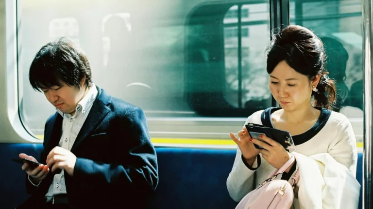 Cidade japonesa aprova lei que limita uso de celular a 2 horas por dia