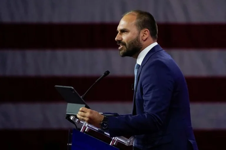 DPU prepara defesa de Eduardo Bolsonaro sem conseguir ouvi-lo