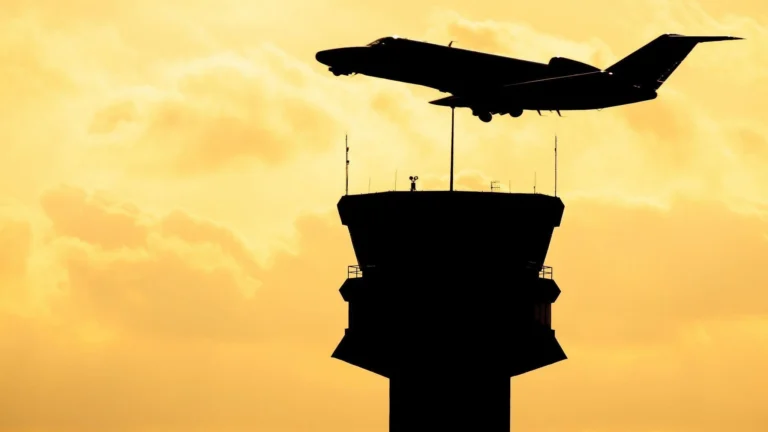 Aeroporto de Congonhas suspende operações após vazamento de óleo na pista