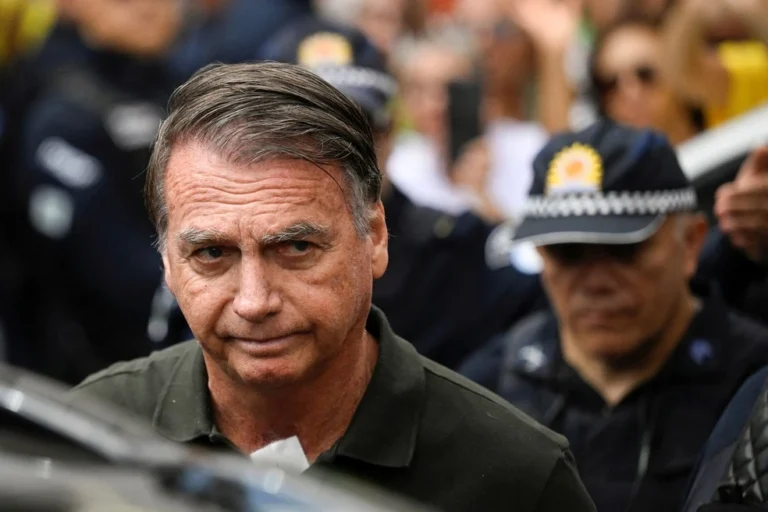 Moraes decreta cumprimento da pena de Bolsonaro; ele permanecerá na PF em Brasília